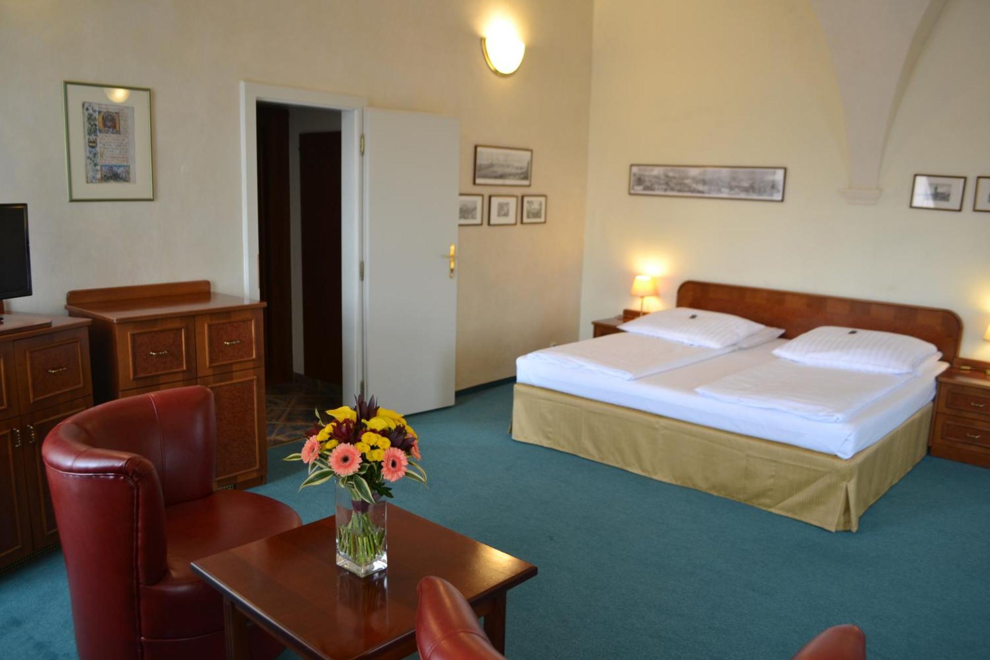 Deluxe One-Bedroom Apartment,1730030038:JPEG